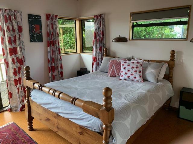 Treetop Hideaway - Taupo Holiday Home Luaran gambar