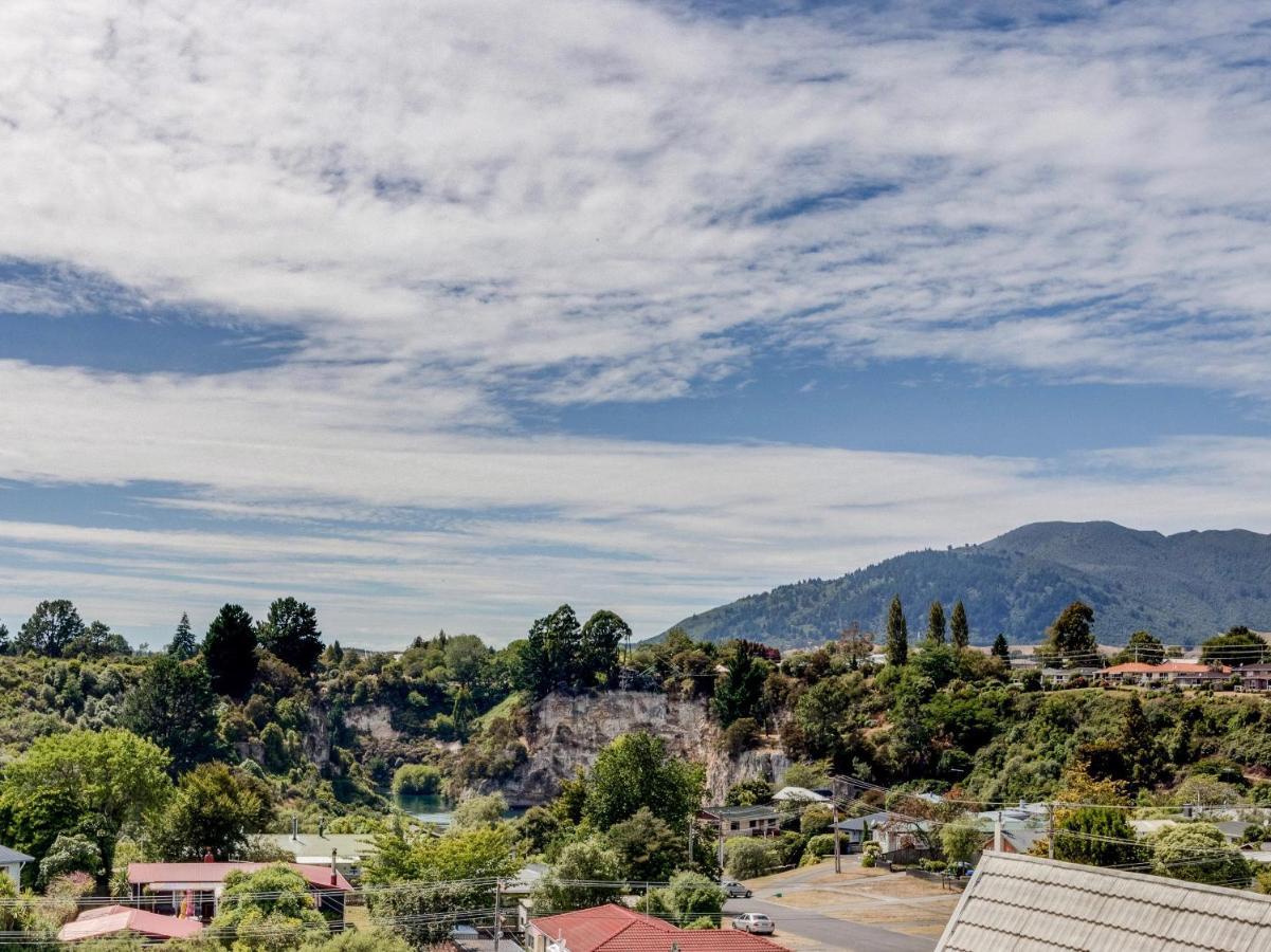 Treetop Hideaway - Taupo Holiday Home Luaran gambar