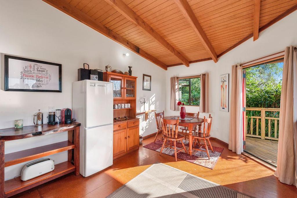 Treetop Hideaway - Taupo Holiday Home Luaran gambar