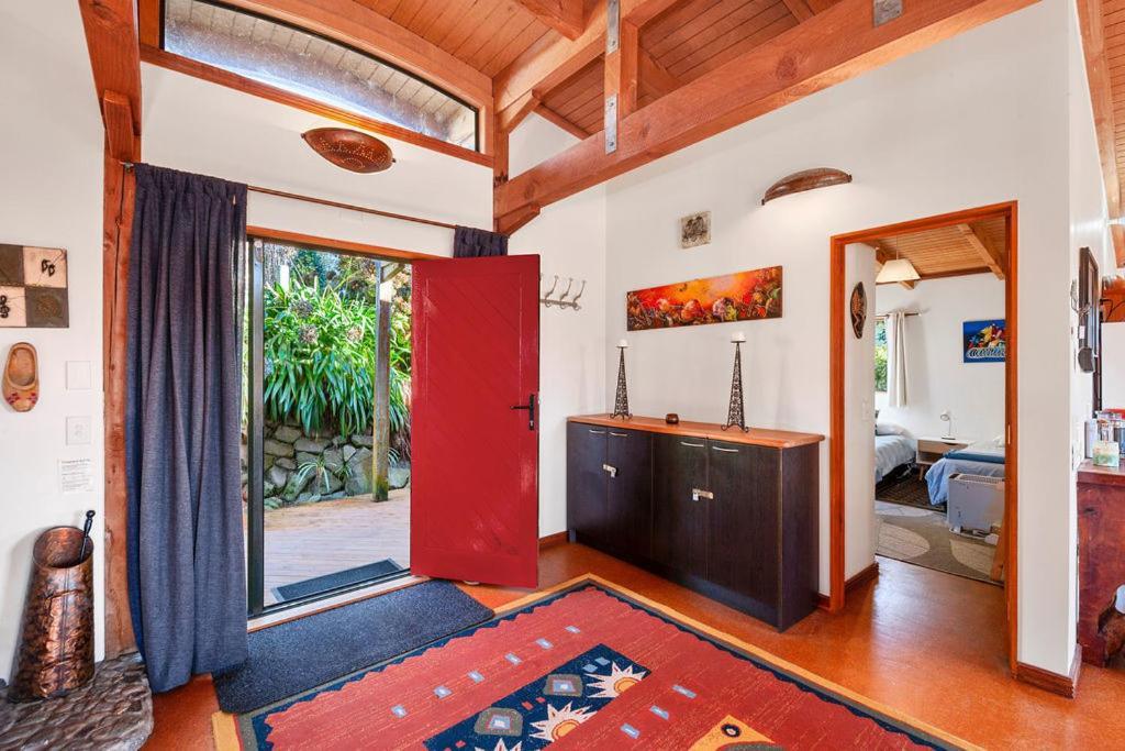 Treetop Hideaway - Taupo Holiday Home Luaran gambar