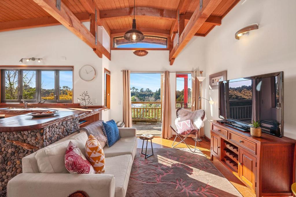 Treetop Hideaway - Taupo Holiday Home Luaran gambar