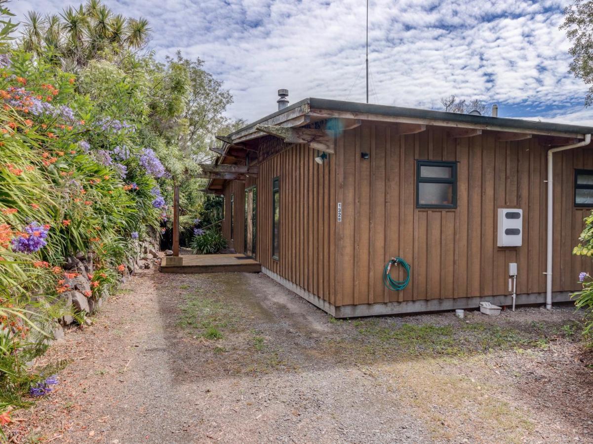 Treetop Hideaway - Taupo Holiday Home Luaran gambar